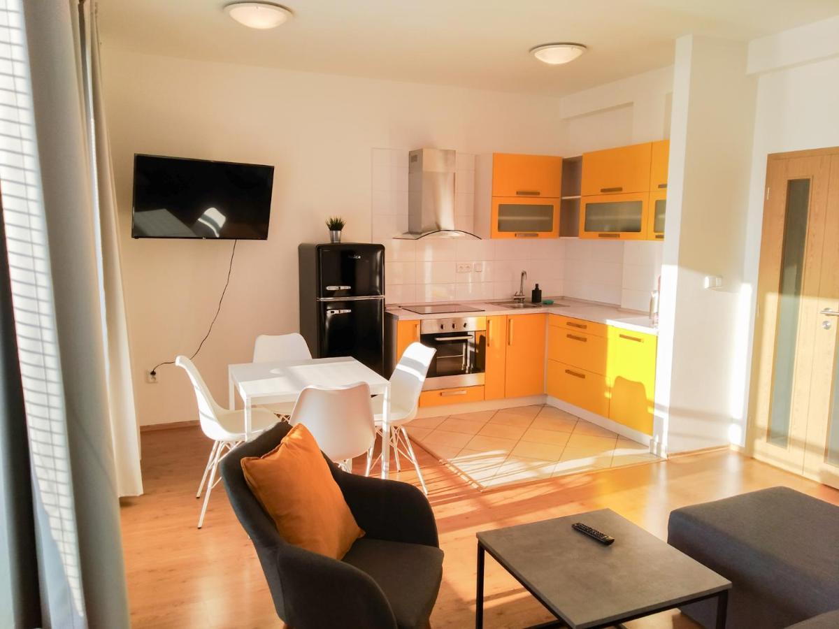 Yellow Apartment Οστράβα Εξωτερικό φωτογραφία