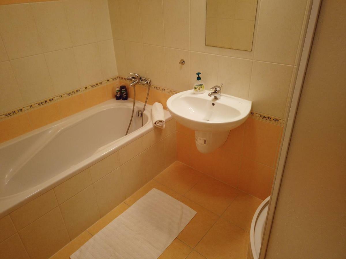 Yellow Apartment Οστράβα Εξωτερικό φωτογραφία